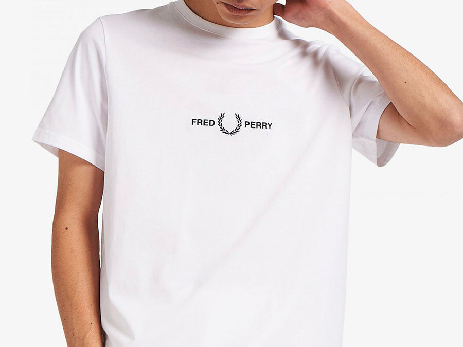 CAMISETA FRED PERRY LOGO BORDADO CENTRO BLANCA