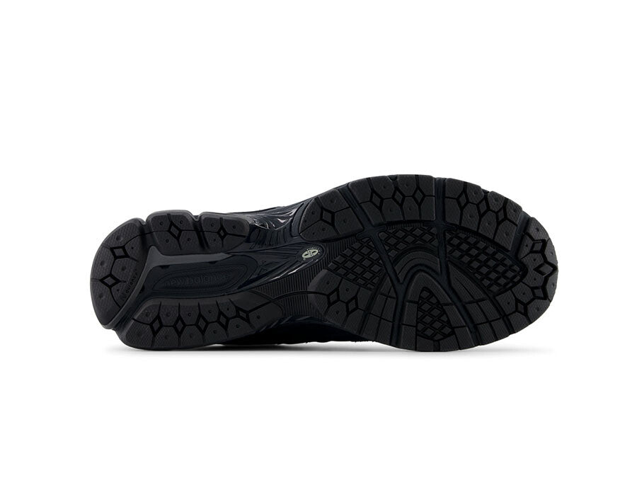 NEW BALANCE 2002R TRIPLE BLACK