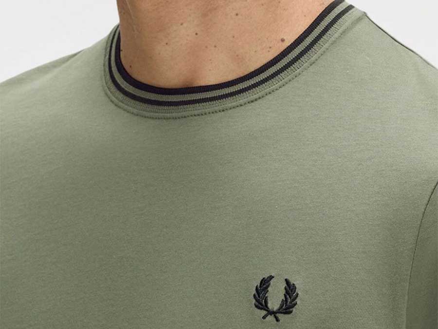 CAMISETA FRED PERRY TWIN TIPPED LAUREL WREATH GREE